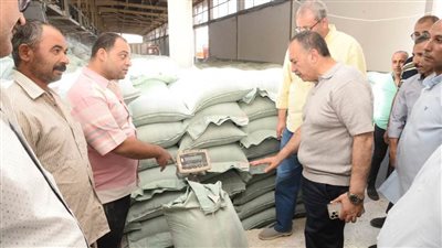 محافظ أسيوط يفاجئ مطاحن مصر الوسطى للتأكد من سلامة الأقماح وجودة الدقيق المنتج