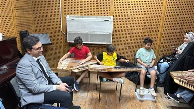 وزير الثقافة يتفقد مركز تنمية المواهب بدار الأوبرا ويشيد بأداء فصل التدريب على آلة القانون