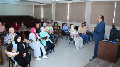 صيدلة سوهاج تنظم برنامجًا تدريبيًا عن كيفية كتابة الرسائل العلمية والورقة البحثية