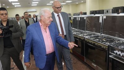 محافظ القليوبية يتفقد مجموعة شركات كريازى بالعبور لدعم الصناعة والاستثمار 