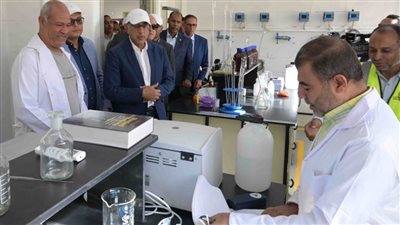 رئيس الوزراء يتفقد محطة مياه الشرب الجديدة بقرية الهنادي شرق إسنا