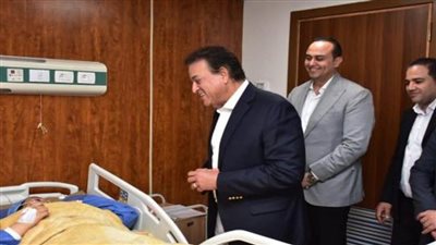 وزير الصحة يستطلع آراء المواطنين عن خدمات التأمين الصحي الشامل بالأقصر 