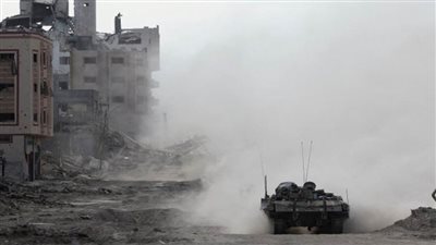 النيران تندلع من آليتين عسكريتين إسرائيليتين في راس الناقورة بجنوب لبنان