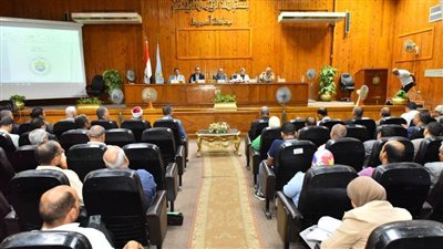 محافظ أسيوط: الإسراع بتنفيذ الخطة الاستثمارية وتقنين أراضى أملاك الدولة 