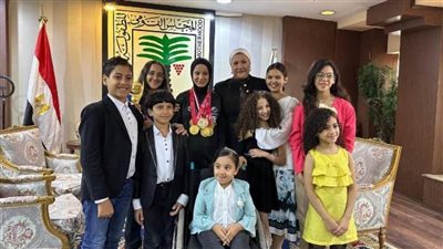  رئيسة الطفولة والأمومة تولي مهام رئاسة المجلس لعدد من الفتيات في يومهن العالمي