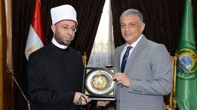 محافظ الإسماعيلية يهدي وزير الأوقاف درع المحافظة تقديرًا لجهوده الدعوية