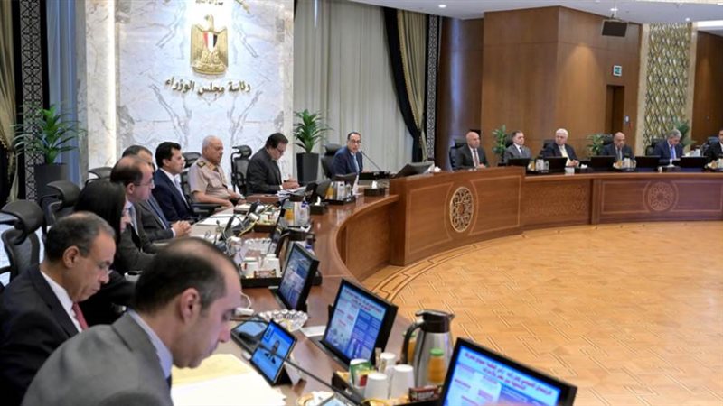 مجلس الوزراء في اجتماعه