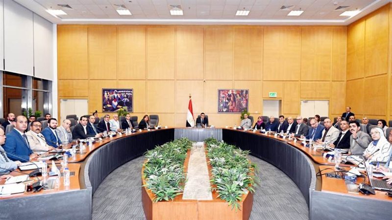 خلال متابعته لمبارة