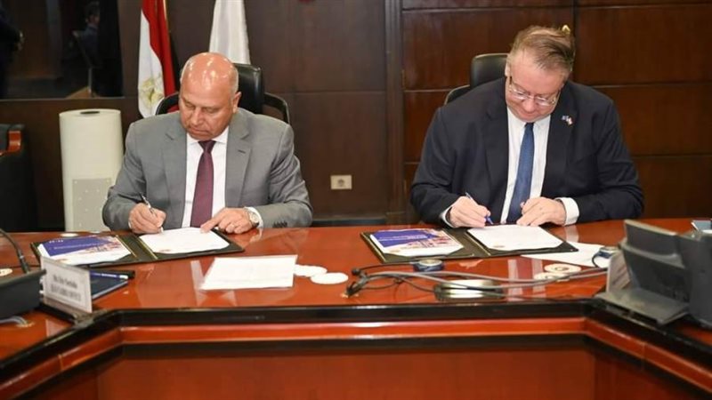 الصناعة والعمل الدوليةتوقعان