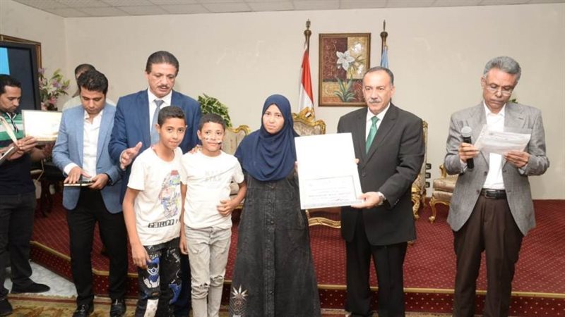 محافظ أسيوط يسلم