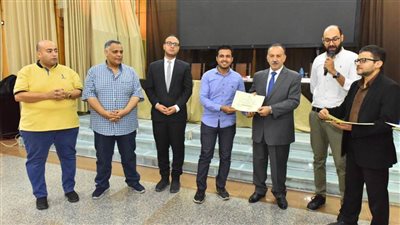 محافظ أسيوط يسلم شهادات إتمام الدورات التدريبية 