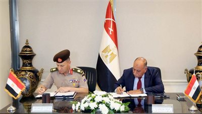 إدارة الإشارة للقوات المسلحة توقع عقد اتفاق مع شركة أبو قير لتداول الحاويات 