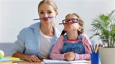 دور الأم في دعم تعلم الأطفال: استراتيجيات تربوية حديثة لتعزيز النجاح الأكاديمي