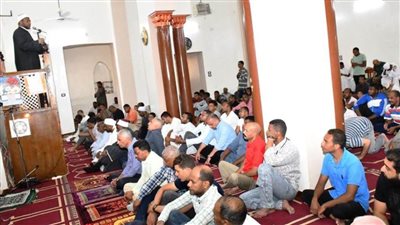 محافظ أسوان يؤدي صلاة الجمعة بمدينة أبو سمبل السياحية ويستمع للمطالب والمشاكل العامة