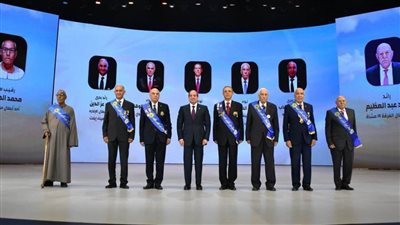 الرئيس السيسي يكرم ضباطًا شاركوا في حرب أكتوبر 1973