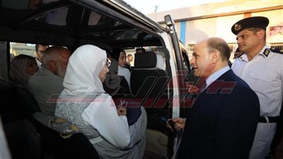 محافظ كفر الشيخ يتفقد مجمع المواقف ويستمع للمواطنين