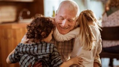 قضاء الأطفال وقتًا أطول مع أجدادهم مفتاح لصحة نفسية أفضل وسلوكيات إيجابية