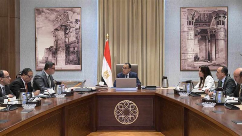 رئيس الوزراء مع وزير