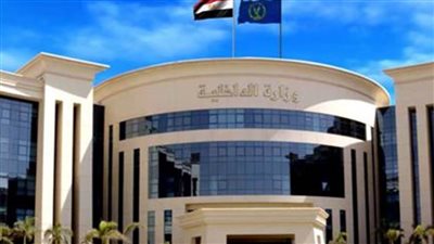 ضبط 3 طلاب لقيامهم برش رادع شخصي بإحدى الجامعات بالقاهرة وإصابة عدد كبير من الطلبة باختناق