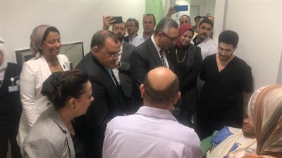 وفد تنسيقية شباب الأحزاب يزور المصابين في حادث انقلاب أتوبيس طلاب جامعة الجلالة