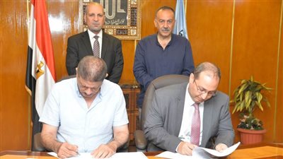 محافظ أسيوط يشهد توقيع بروتوكول بين الكهرباء والمحافظة لزراعة أشجار الجوجوبا في 145 فدانًا