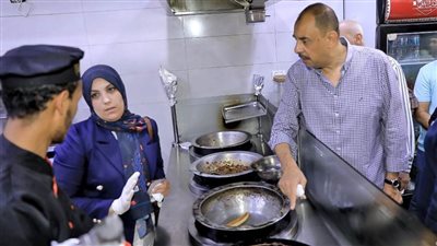 محافظ سوهاج يقود حملة مكبرة للرقابة على الأسواق والمحال التجارية وتحقيق الانضباط بالشارع