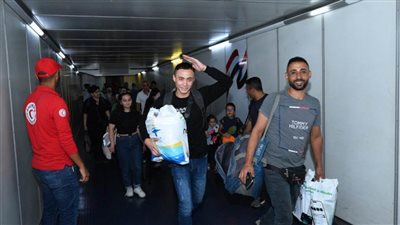 مصر تجلي 304 مواطنين من بيروت وترسل 22 طن مساعدات طبية وغذائية للبنان