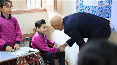 عبد اللطيف يوجه بتخصيص عامل لمساعدة طالب من ذوي الهمم في التحرك من وإلى المدرسة