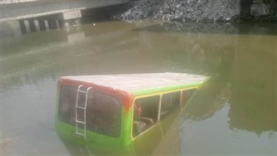 انقلاب أتوبيس بترعة الشرقاوية بشبرا الخيمة دون خسائر بشرية (صور) 