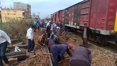 لودر يقتحم شريط السكة الحديد ويصطدم بقطار بضائع 