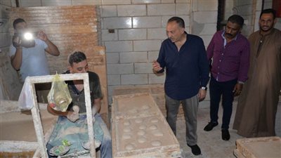 محافظ أسيوط يفاجئ مخبزًا بلديًا للاطمئنان على جودة الخبز ويشدد على الالتزام بالوزن والمواصفات المقررة