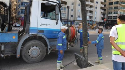 رئيس شركة الصرف الصحي بالإسكندرية يؤكد استمرار عمليات التطهير لاستقبال الشتاء