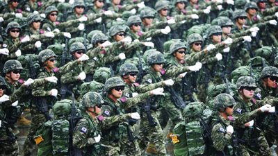 القوات البرية الكورية الجنوبية تجري تدريبات بالذخيرة الحية بالقرب من الحدود مع جارتها الشمالية