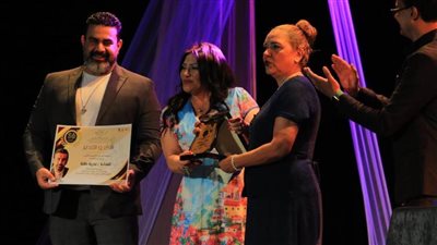 تكريم الفنانة بدرية طلبة خلال حفل افتتاح الدورة 5 من مهرجان المسرح العربي