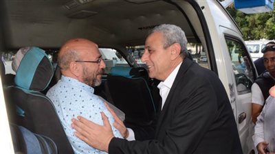  بالصور.. محافظ الغربية يتابع مدى التزام السائقين بالتعريفة الجديدة وانتظام العمل بالموقف ومحطات الوقود