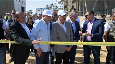 رئيس الوزراء يتفقد محطة مياه 