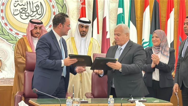 أثناء توقيع مذكرة