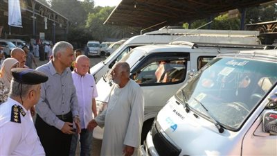 محافظ أسوان يتفقد مواقف السيرفيس ومحطات الوقود