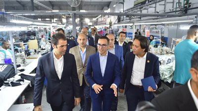 وزير الاستثمار والتجارة الخارجية يتفقد عددا من المصانع بالمنطقة الصناعية الحرة بالإسماعيلية 