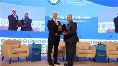 وزير البترول يكرم حمدي عبد العزيز المتحدث الرسمي السابق للوزارة