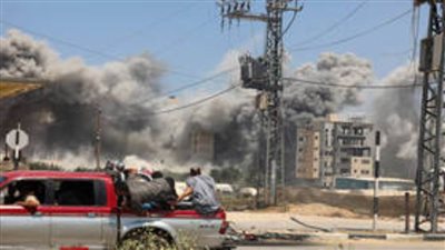 نشوب حريق بمدرسة تؤوي نازحين شمال غزة بعد أن استهدفها الاحتلال للمرة الثانية