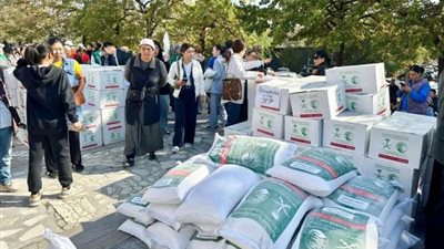 مركز الملك سلمان للإغاثة يوزّع مساعدات وسلالًا غذائية وتمور في قيرغيزستان