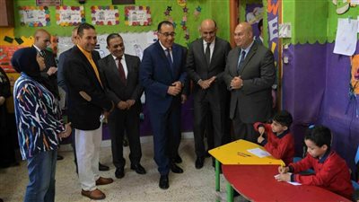 رئيس الوزراء يستكمل جولاته الميدانية بزيارة عدد من المدارس بكرداسة 