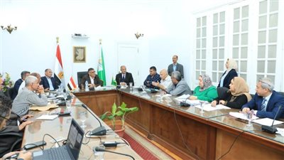 محافظ الجيزة يبحث مع المواطنين حل مشكلاتهم وفتح الشوارع المغلقة