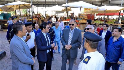 محافظ سوهاج يتفقد سوق ناصر الحضري ويتابع انتظام سير العمل بالمخابز
