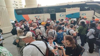 محافظ أسوان يتابع توافد الأفواج السياحية والزائرين لمشاهدة الظاهرة الفلكية لتعامد الشمس 