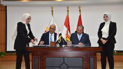 محافظ بورسعيد يوقع عقد تطوير حي الضواحي 4