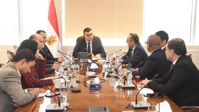 وزير الإسكان يبحث
