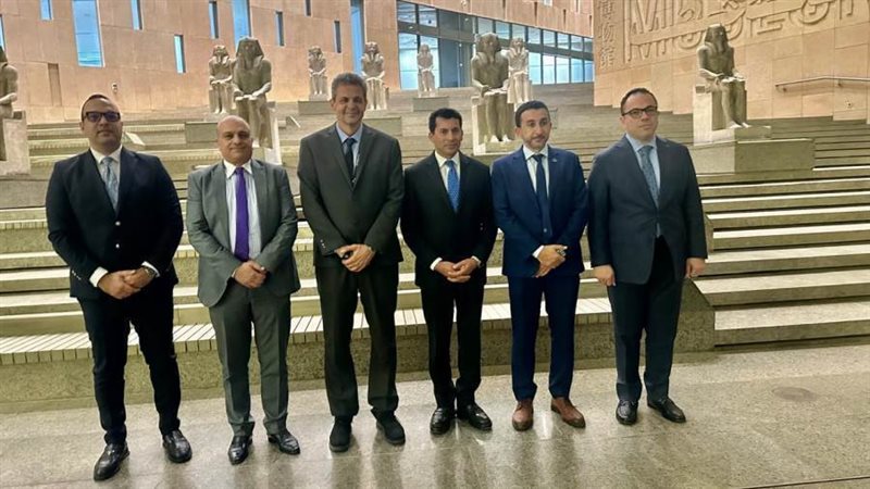 د. أشرف صبحى مع الحضور