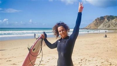 مأساة في عرض الأمواج.. مقتل راكبة أمواج بهجوم من سمكة أبوسيف